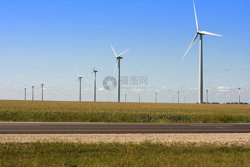 沿州际公路的现代风车图片