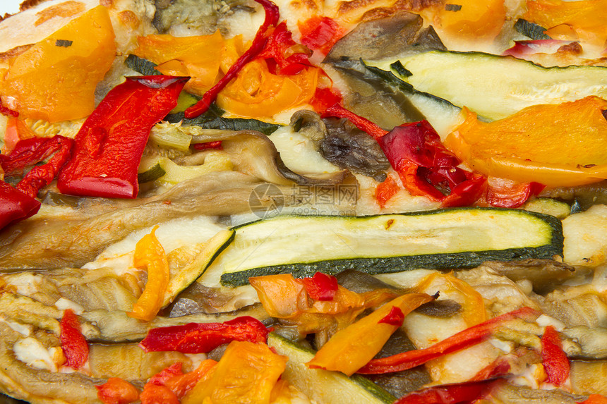 带蔬菜的比萨洋葱午餐香肠刀具脆皮食物育肥垃圾桌子派对图片