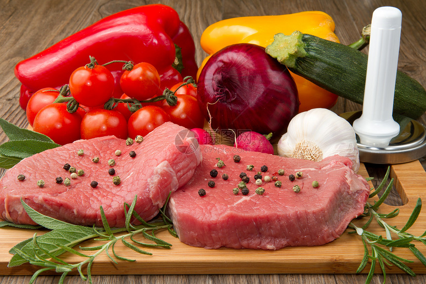 带蔬菜的红肉课程木头植物食物牛肉生活潮湿胡椒肌肉洋葱图片