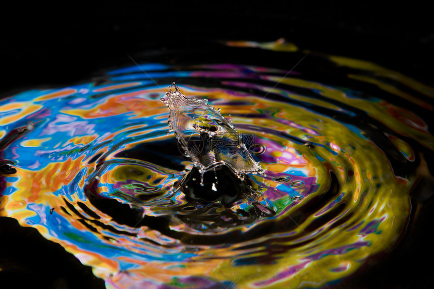 具有丰富多彩和创意的水滴创造宏观涟漪雕塑摄影反射速度静物碰撞水雕图片
