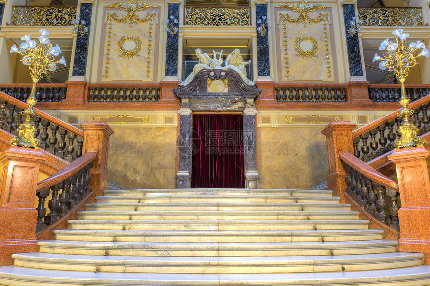 奢华豪华的楼梯脚步城堡风格大理石雕像文化历史性建筑灯光走廊图片