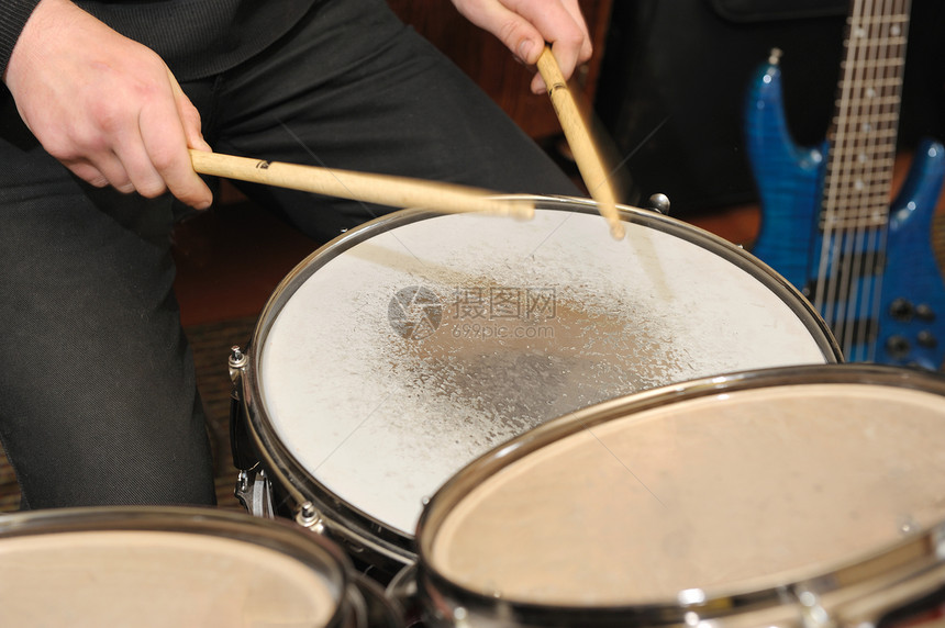 鼓手在动作中岩石工作室音乐爱好红色工具成套音乐会音乐家男人图片