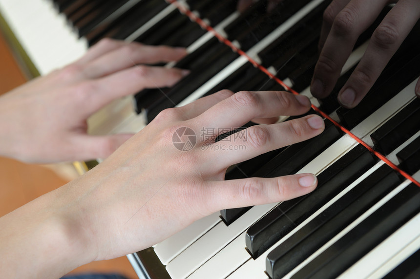 手放在钢琴的钥匙上艺术家钢琴家闲暇乌木宏观音乐旋律休闲手指键盘图片