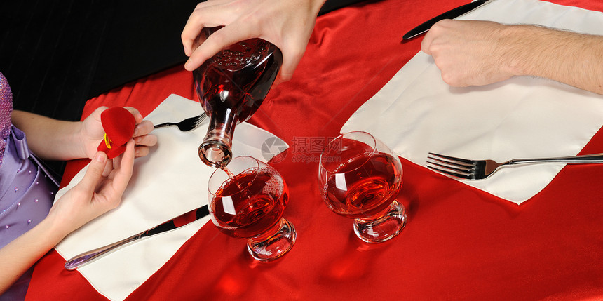 提议餐厅玻璃衬衫喜悦戒指手指夫妻盒子裙子咖啡店图片