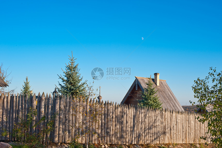 村里的房子别墅院子季节蓝色乡村社区月亮场地公园住宅图片