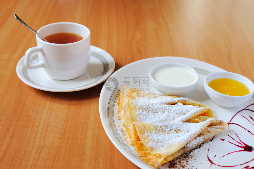 含奶粉糖的茶和煎饼烹饪盘子化合物美食桌子甜点茶点金子奶油饼子图片