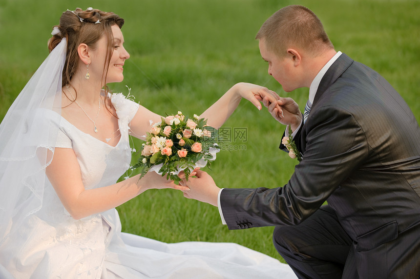 新婚夫妇家庭花束丈夫婚礼男人新娘草地蜜月面纱庆典图片