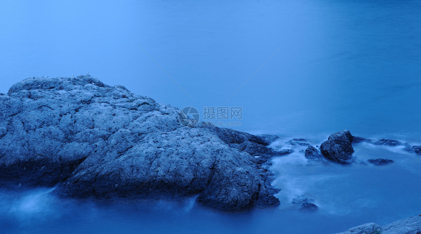 海在黎明时拍摄 长长的乌兰茄海浪液体阳光风暴天空卵石巨石热带海岸线石头图片