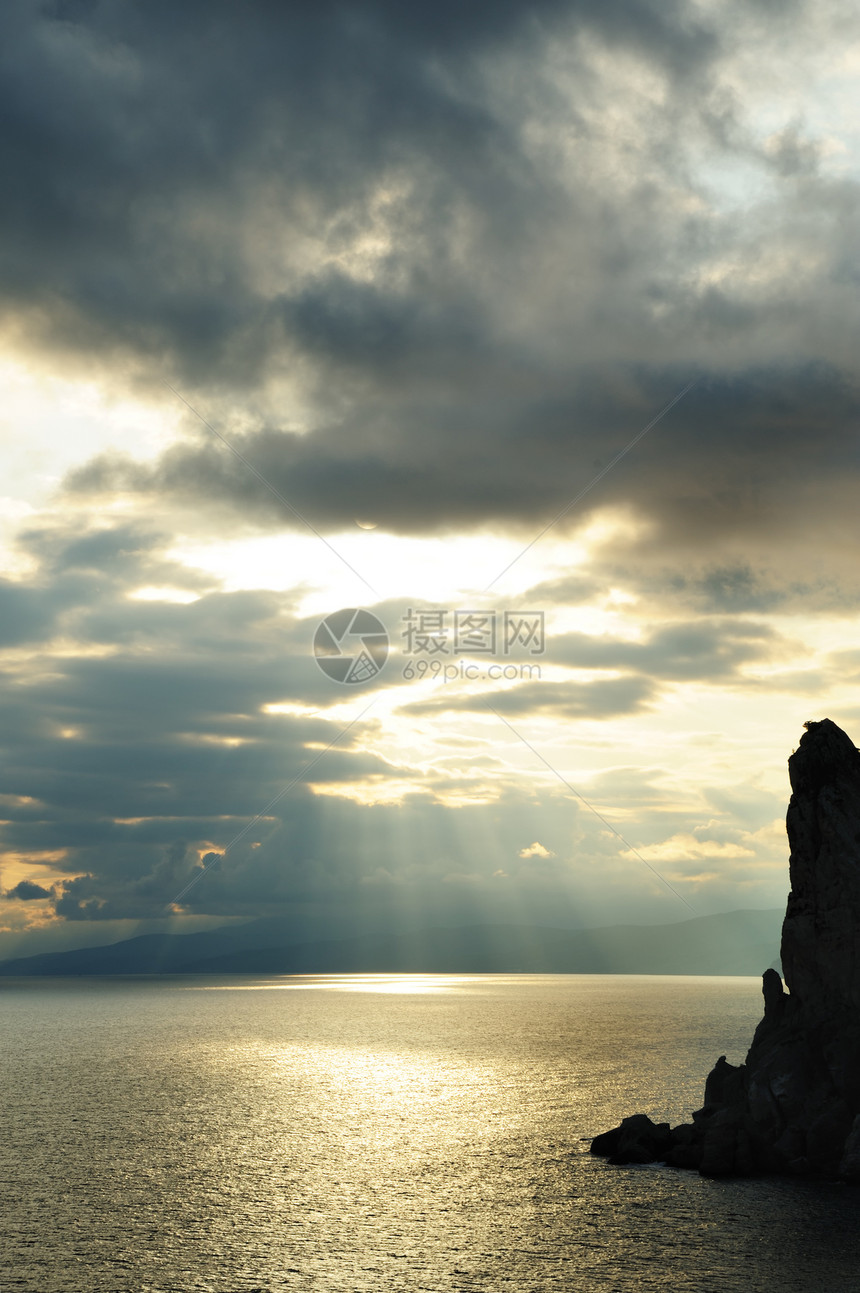 海在黎明时拍摄 长长的乌兰茄阳光海浪卵石边缘假期风景风暴巨石液体海景图片