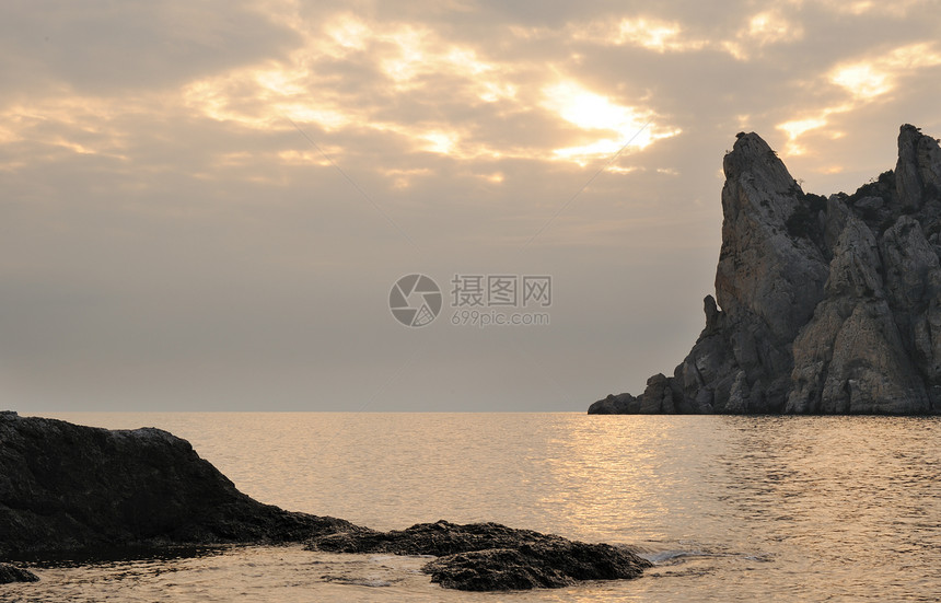 夜间的海岸线和山岳日落边缘风景地平线石头天空薄雾岩石海浪海景图片