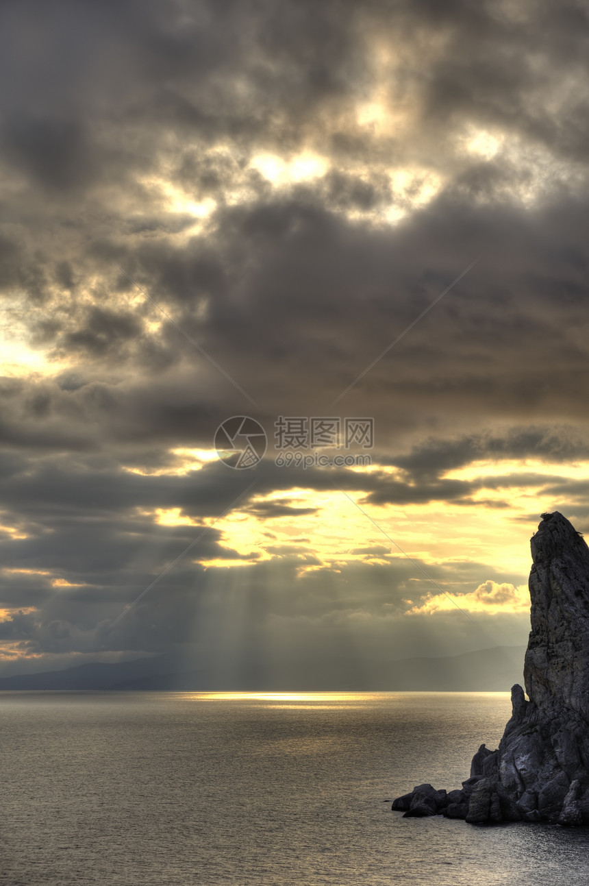 夜间的海岸线和山岳风景薄雾日落卵石风暴阳光巨石液体地平线海景图片