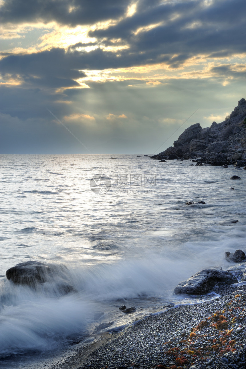 夜间的海岸线和山岳岩石巨石假期海浪场景阳光风景日落地平线液体图片