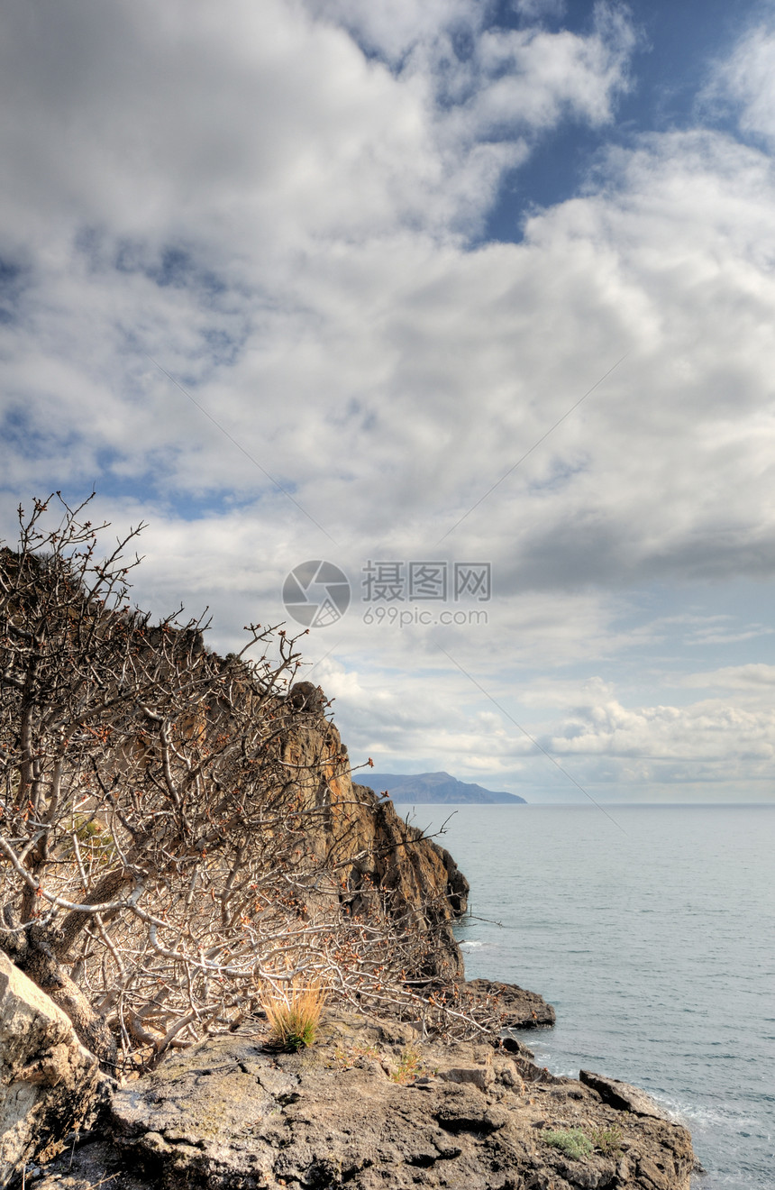 夜间的海岸线和山岳风景卵石地平线假期液体阳光石头巨石海景海浪图片