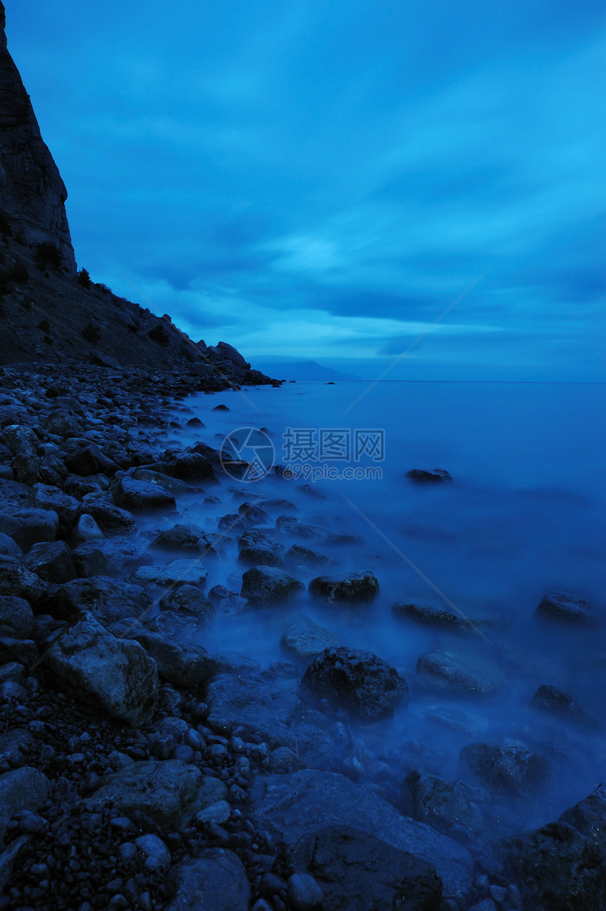 夜间的海薄雾海景海岸线边缘蓝色地平线石头风暴海浪岩石图片