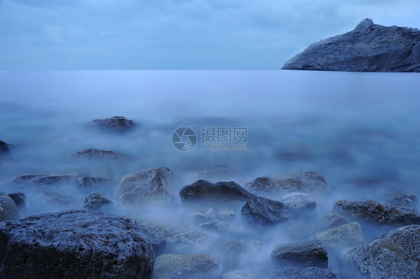 夜间的海海景日落边缘阳光风景液体海岸线岩石巨石薄雾图片