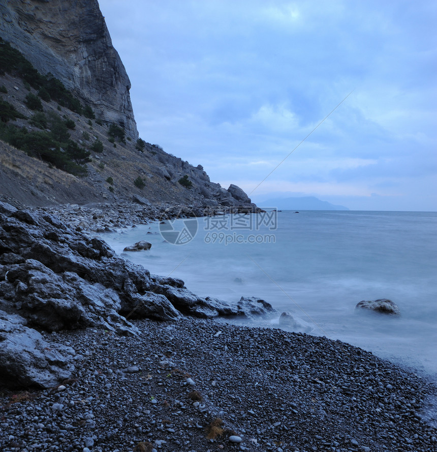 夜间的海卵石日落海岸线液体边缘岩石阳光场景假期薄雾图片