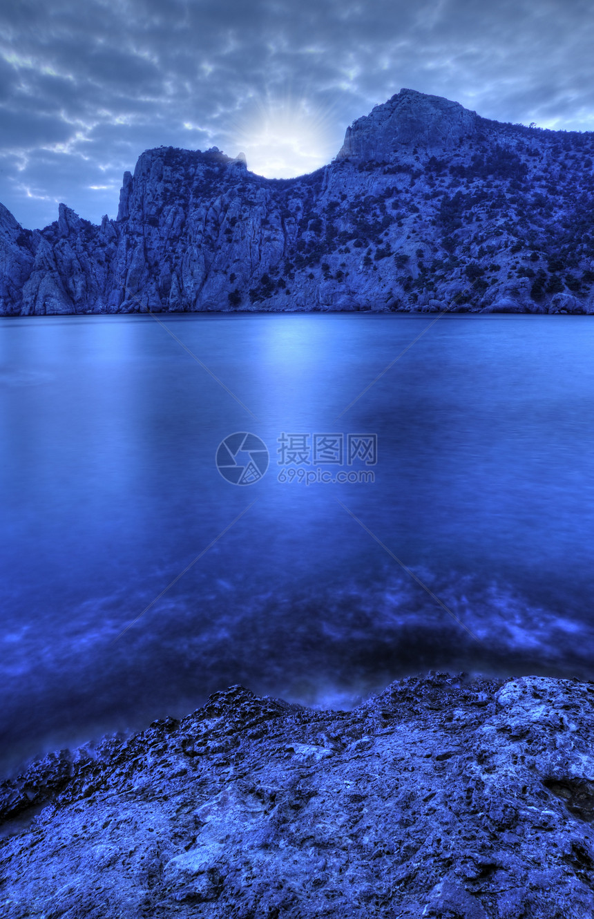 夜间的海风景蓝色场景液体卵石石头地平线海岸线阳光边缘图片