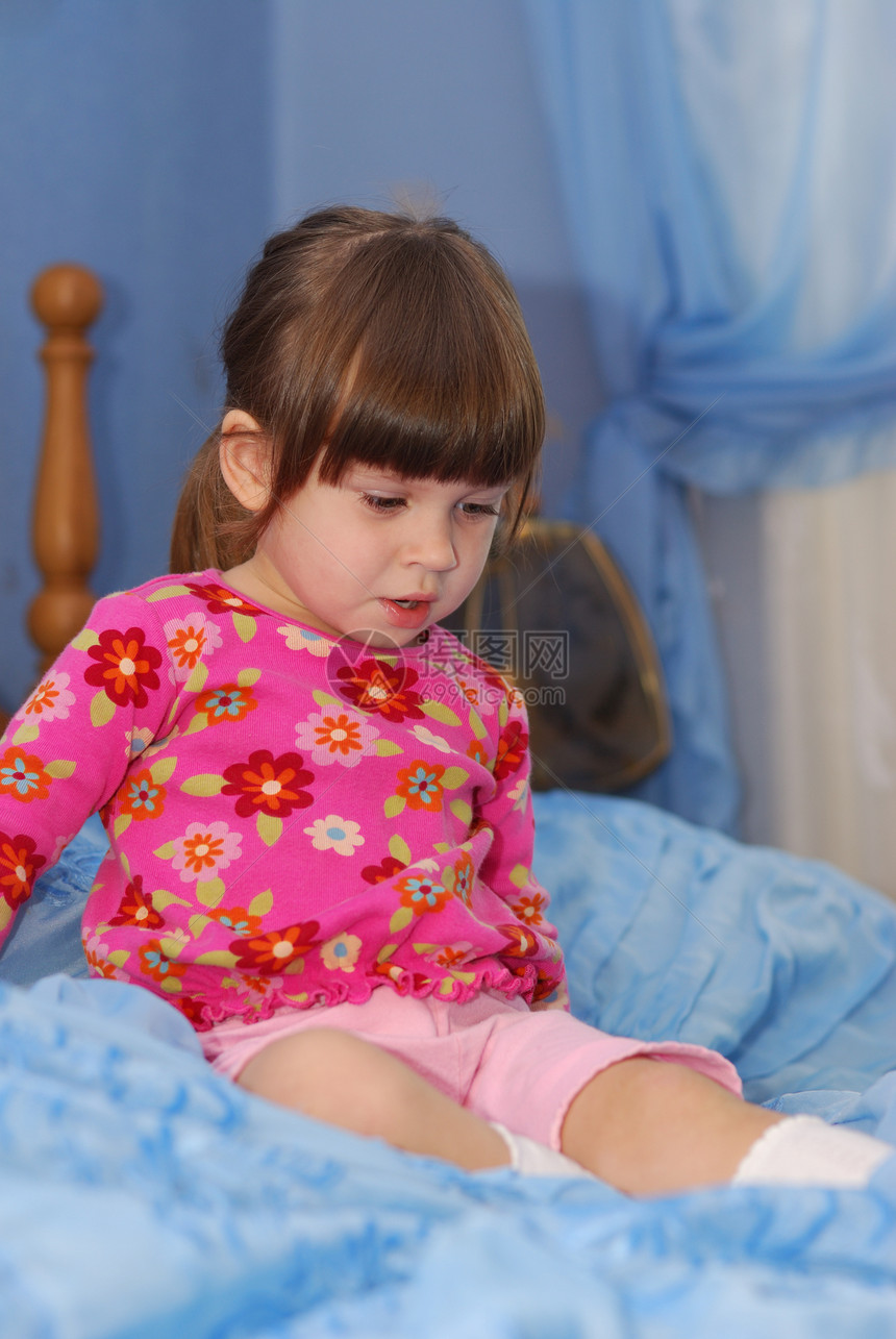 小女孩睡在床上展览蓝色心绒头发女儿冒充闲暇活动个性孩子图片