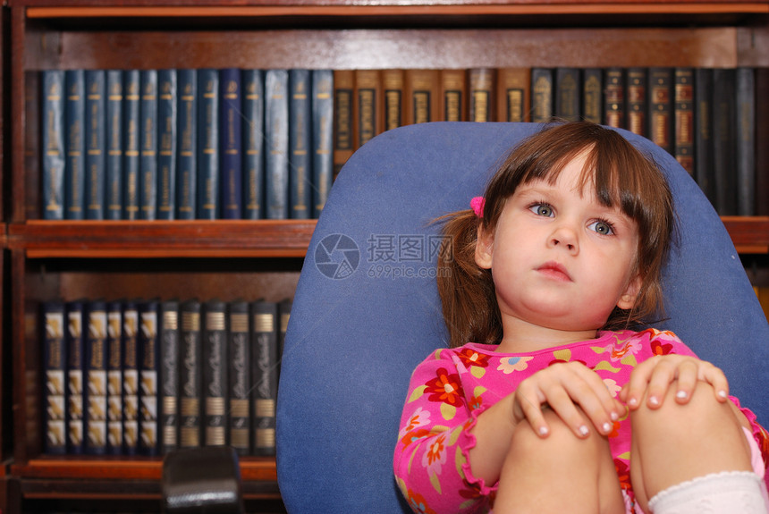 体贴深思的小女孩椅子房间心绒个性活动头发快乐图书馆闲暇女性图片