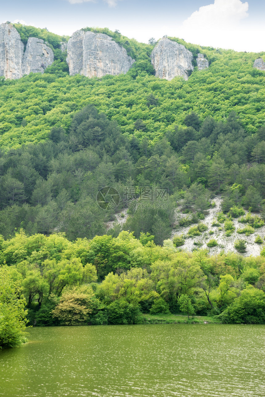 山区和湖泊草地土地荒野爬坡全景旅行顶峰森林石头场景图片