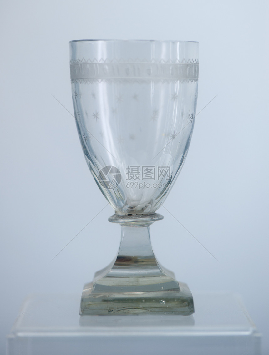 旧玻璃杯斑点古铜色厨房杯子博物馆高脚杯历史蓝色材料反射图片