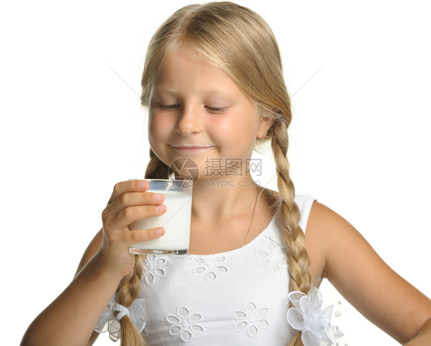美女 喝牛奶的漂亮女孩头发享受女性女孩们棕褐色孩子们牛奶辫子养分嘴唇图片