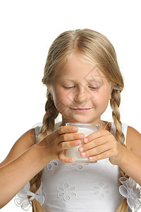 美女 喝牛奶的漂亮女孩食物孩子玻璃享受辫子快乐棕褐色养分女性牛奶头发高清图片素材