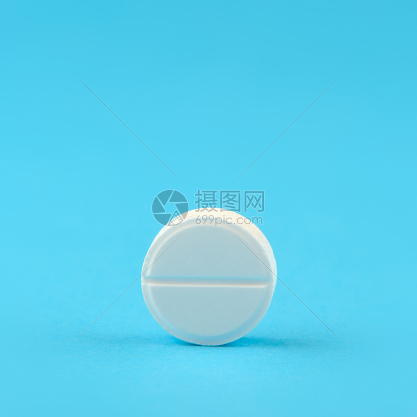蓝色背景上的白色平板电脑科学剂量阴影圆圈止痛药化学药品药物药店宏观图片