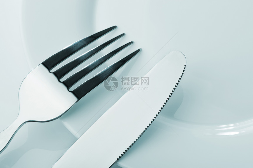 刀和叉在盘子上餐具金属反射奢华刀刃晚餐剪裁白色食物环境图片
