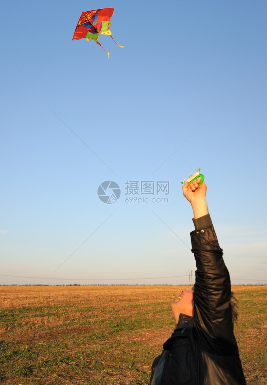 Kite 键男人细绳飞行休闲童年天空喜悦游戏假期风筝图片