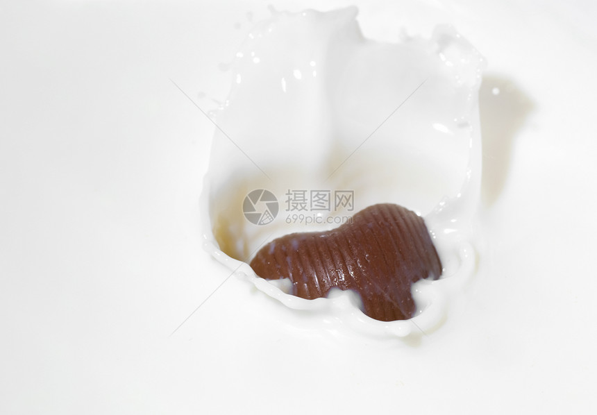 巧克力心脏和牛奶重量糖果小吃白色棕色甜点液体食物飞溅图片