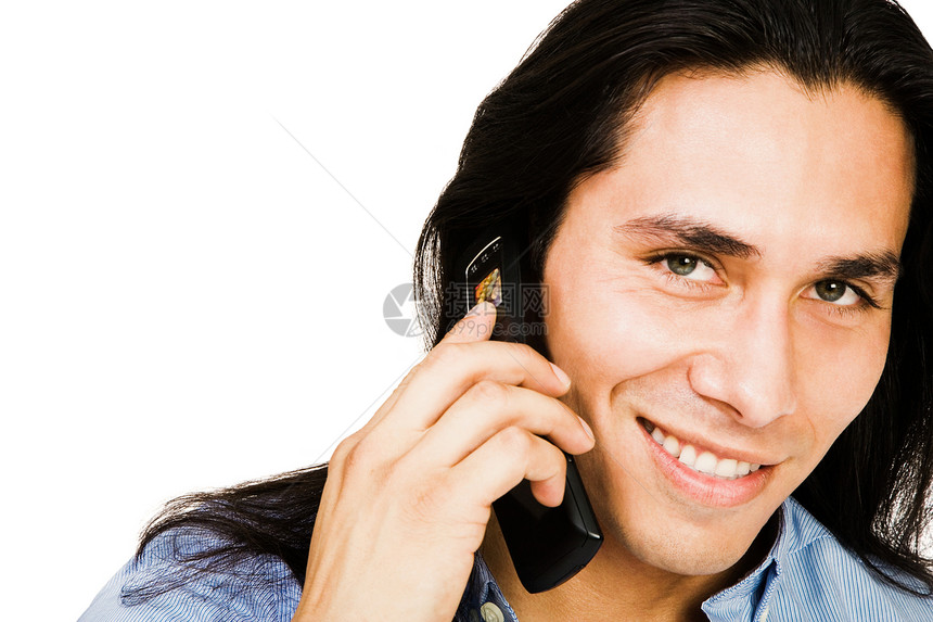 一个男人在手机上说话的肖像电话衣服拉丁技术白色沟通幸福听力细胞电讯图片