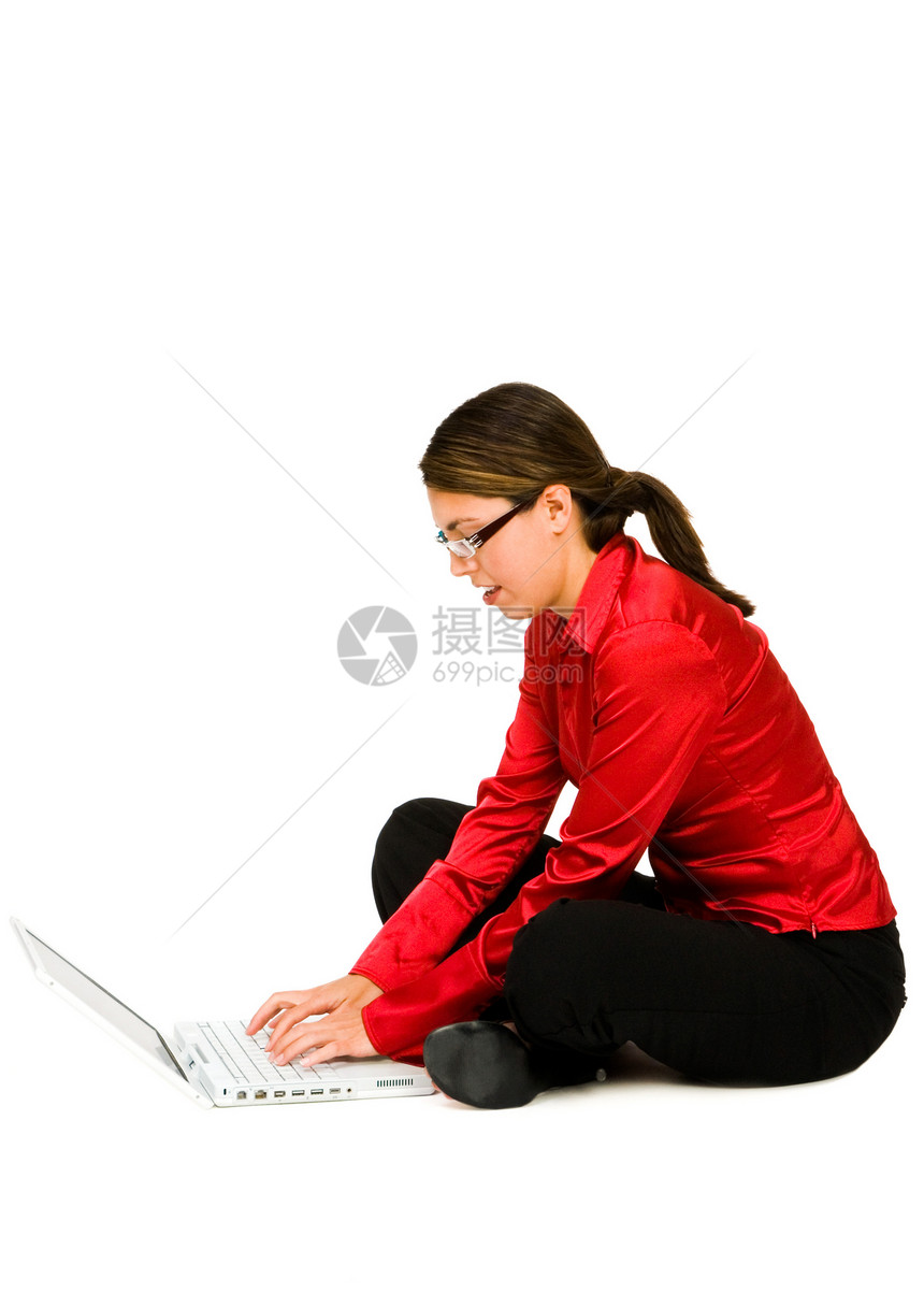 使用笔记本电脑的中成年妇女女士红色裤子衬衫沟通白色机动性技术鞋类电讯图片