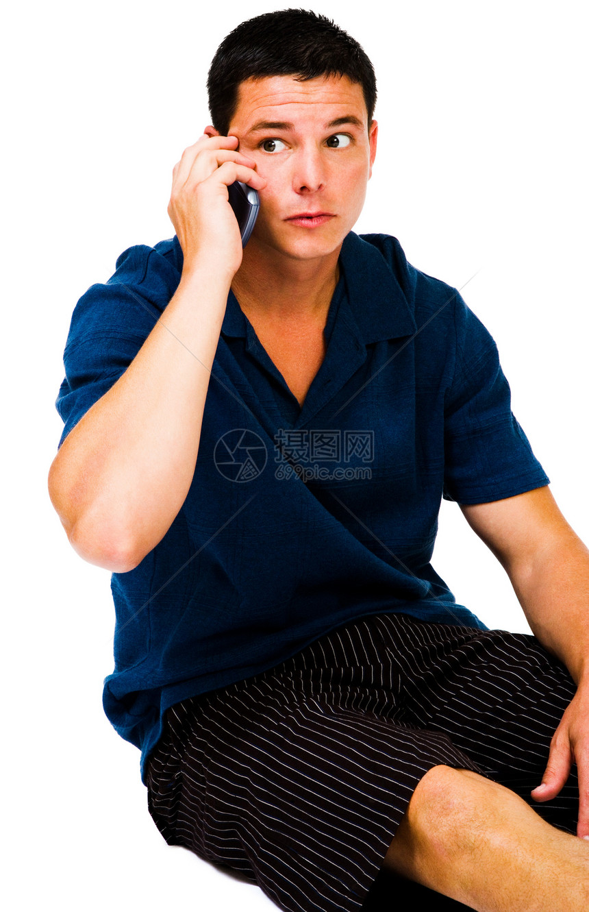 时装模特在手机上交谈沟通辅助听力细胞机动性男人白色姿势电话衣服图片