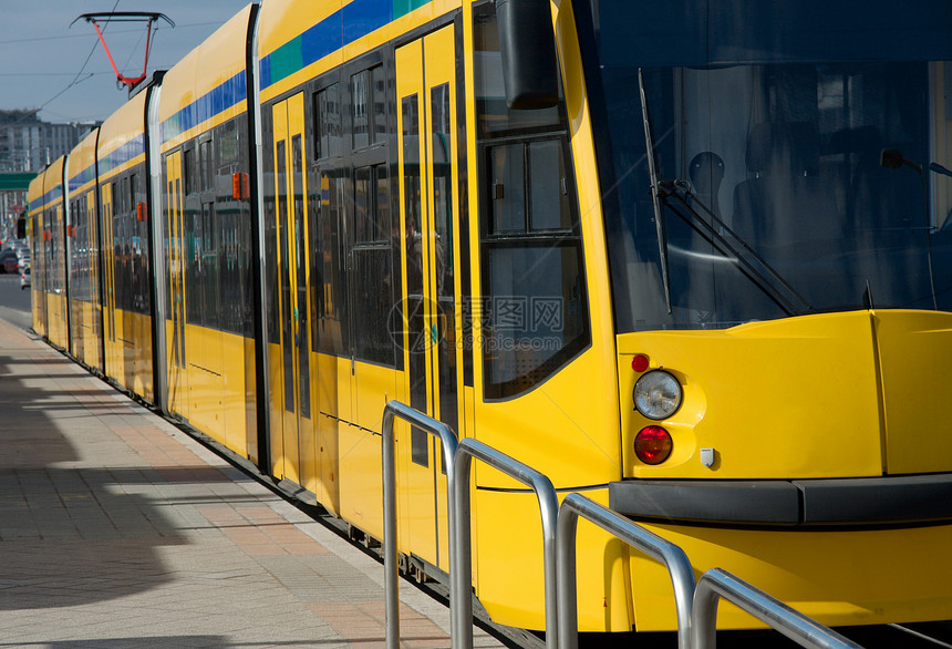 轨迹栏杆城市车辆乘客电车黄色晴天火车民众铁路图片