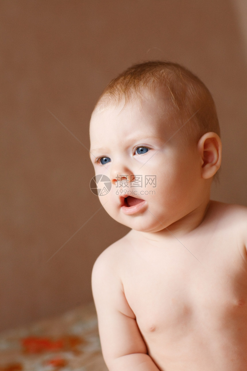 婴儿肖像儿子男生孩子快乐投标困惑青年生活童年房间图片