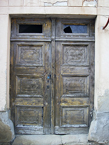 旧门剥皮木头背景图片