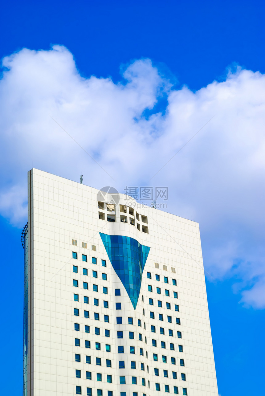 摩天大楼和云反射技术蓝色街道商业窗户办公室金融玻璃城市图片