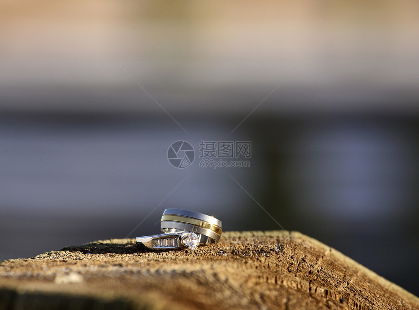 贴在垫子上的结婚戒指水平照片系列珠宝工作室美术图片