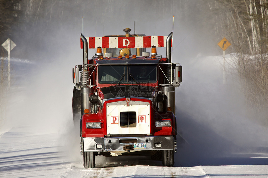 冬季公路上的伐木卡车原木水平照片场景乡村风景负载图片