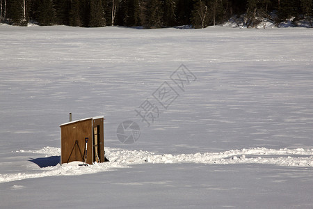 冰冻湖上的冰雪捕鱼小屋水平场景风景照片窝棚足迹背景图片