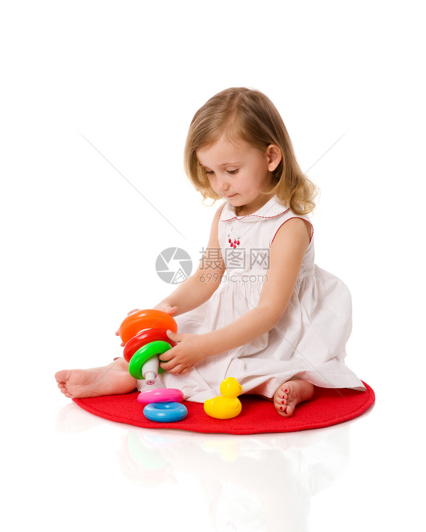 女孩玩游戏婴儿头发玩具学习孩子快乐好奇心金发童年金字塔图片