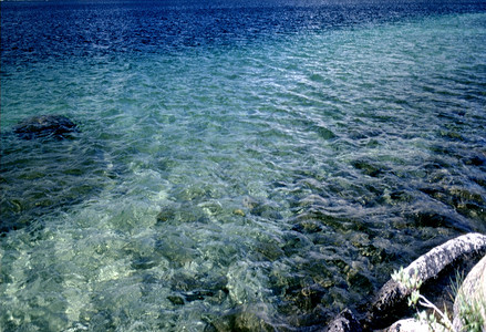 特纳亚湖旅行游客岩石背景图片