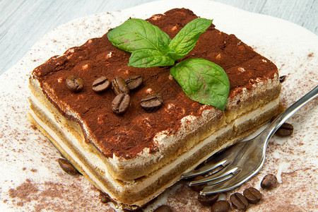 提拉米斯蒂拉米苏奶油甜点糕点手指巧克力女士蛋糕粉末面粉盘子背景