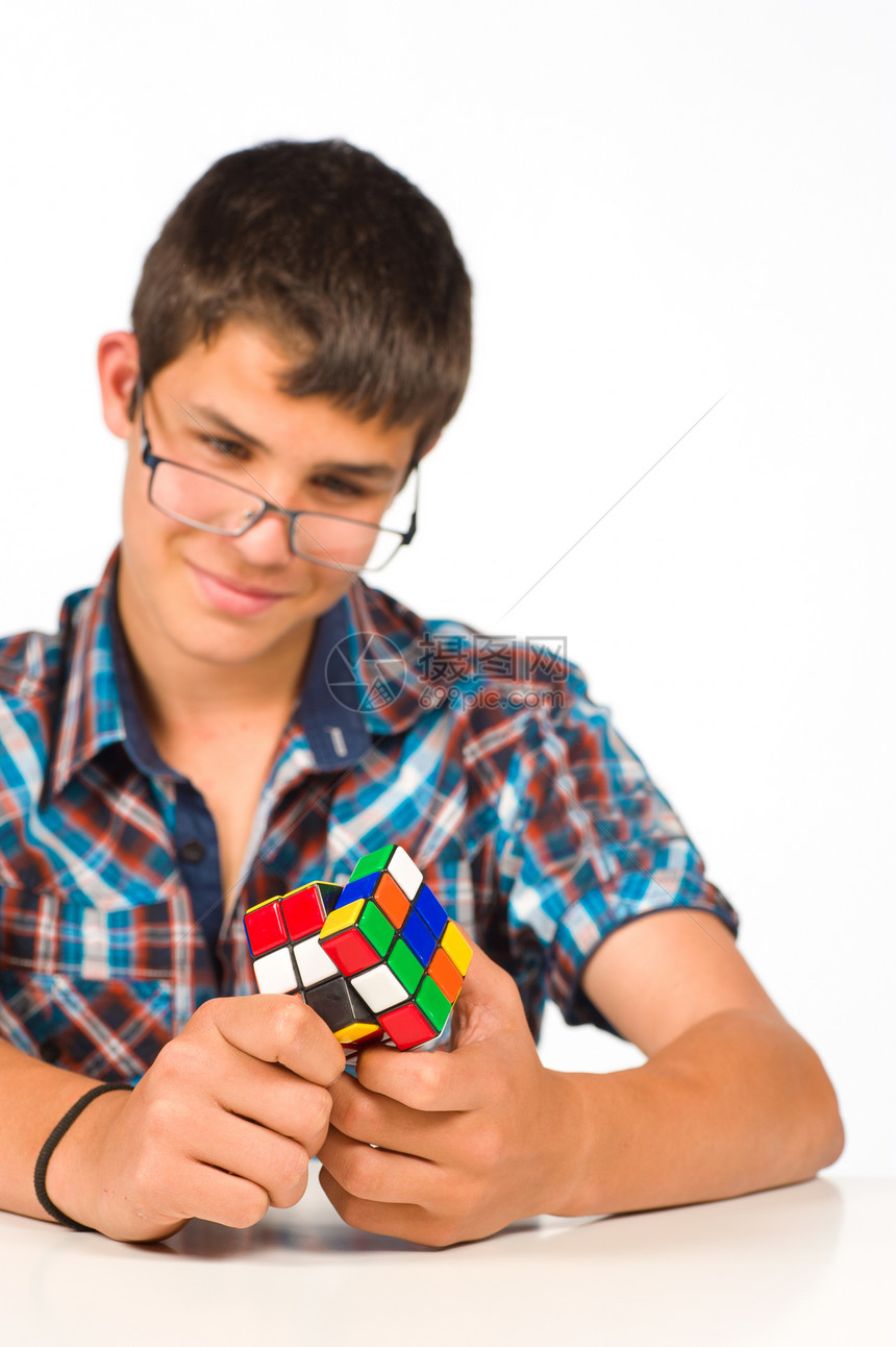 神经在玩思考解决方案游戏立方体玩具青少年旋转专注男性眼镜图片