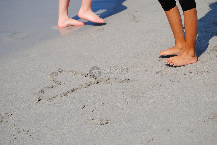 沙滩上的腿贝壳支撑海洋海岸灰色游泳孩子们图片