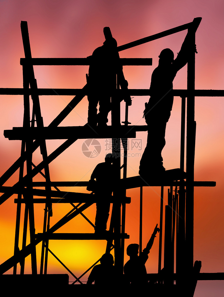 建筑工人对抗多彩日落的建筑工人图片