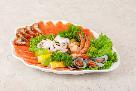 海食沙拉盘子青菜小吃海鲜美食章鱼贝类牡蛎对虾树叶高清图片