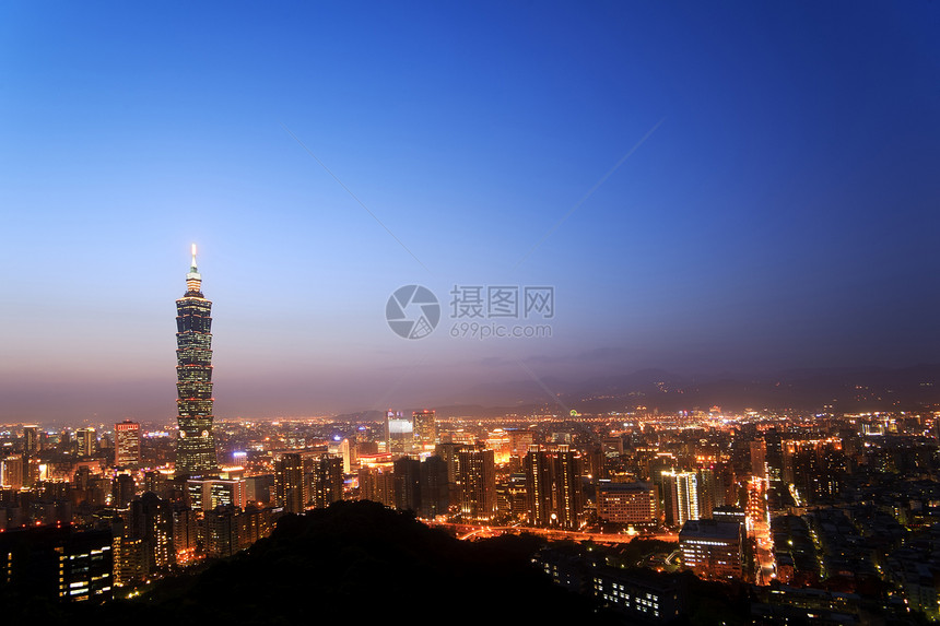 夜里的城市风景摩天大楼地标城市天空建筑学场景蓝色商业地平线首都图片