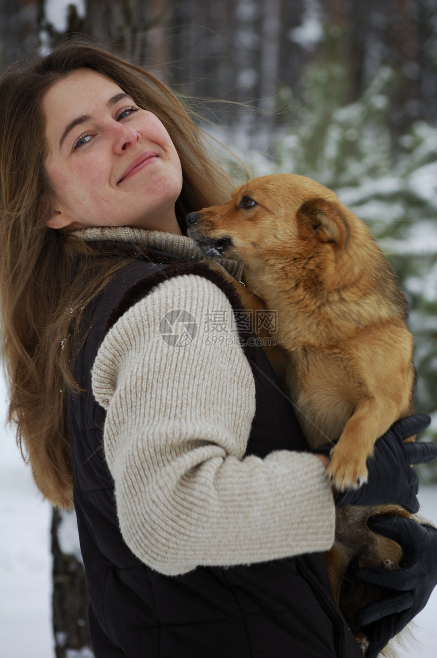 冬季森林中的一只女孩和一只白狗培训师训练女士女性童年宠物闲暇犬类家庭女孩们图片